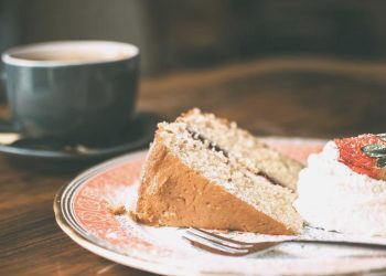 Doğum günü pastası 14 kişiyi hastanelik etti