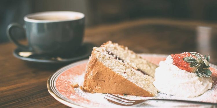 Doğum günü pastası 14 kişiyi hastanelik etti