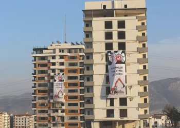 Hatay’da, ağır hasarlı 10 bina patlayıcı kullanılarak denetimli biçimde yıkıldı