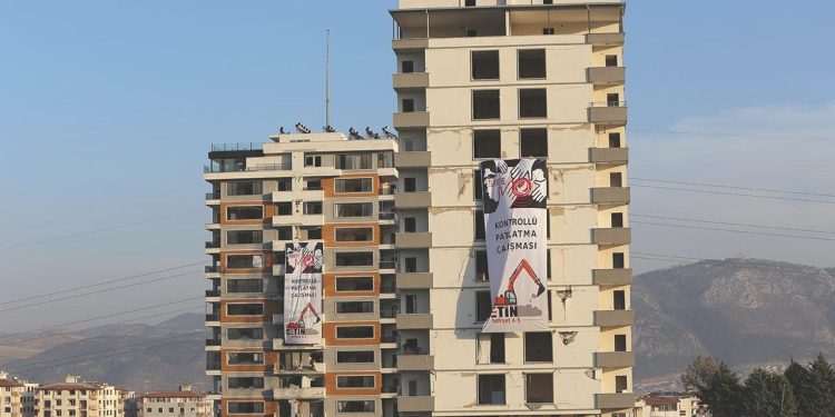 Hatay’da, ağır hasarlı 10 bina patlayıcı kullanılarak denetimli biçimde yıkıldı