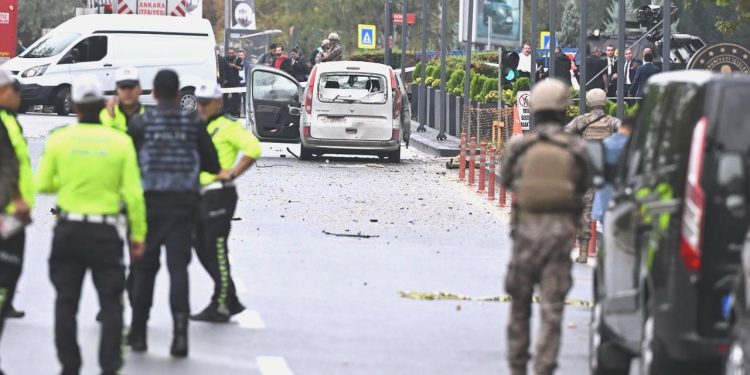 İçişleri Bakanlığı’na terör atağında iki polis yaralandı