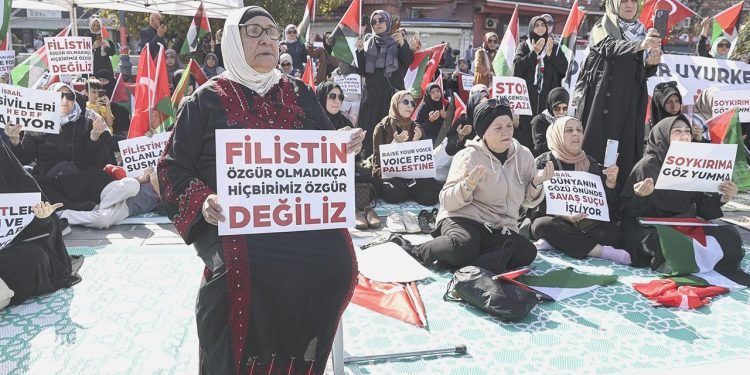 İstanbul’da Filistin’e dayanak için oturma hareketi düzenlendi