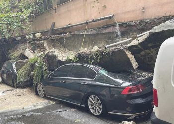 İstanbul’da istinat duvarı yıkıldı, araçlar hasar gördü