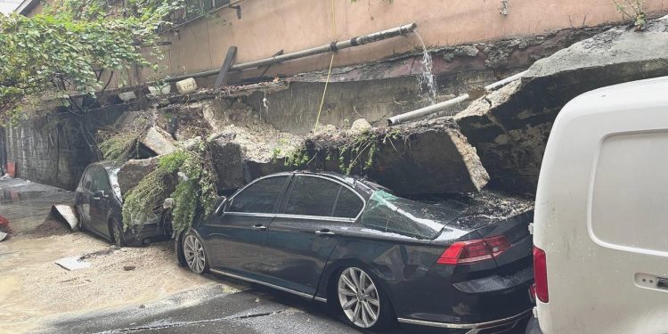 İstanbul’da istinat duvarı yıkıldı, araçlar hasar gördü