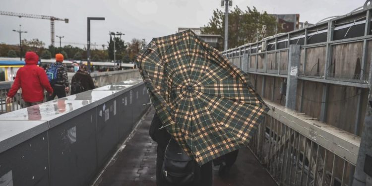 İstanbul’da pazartesi için fırtına uyarısı