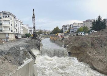 İstanbul’da sağanak: Mesken ve işyerlerini su bastı, yollar göle döndü