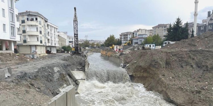 İstanbul’da sağanak: Mesken ve işyerlerini su bastı, yollar göle döndü