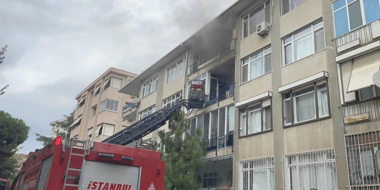 Kadıköy’deki binada çıkan yangın söndürüldü