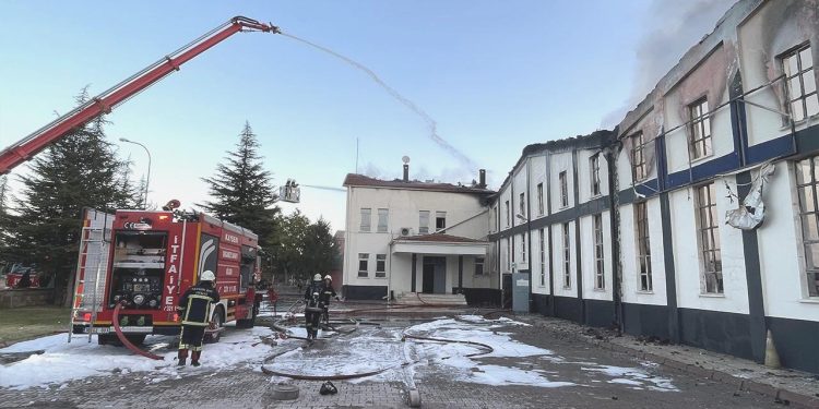 Kayseri’de mobilya fabrikasında yangın