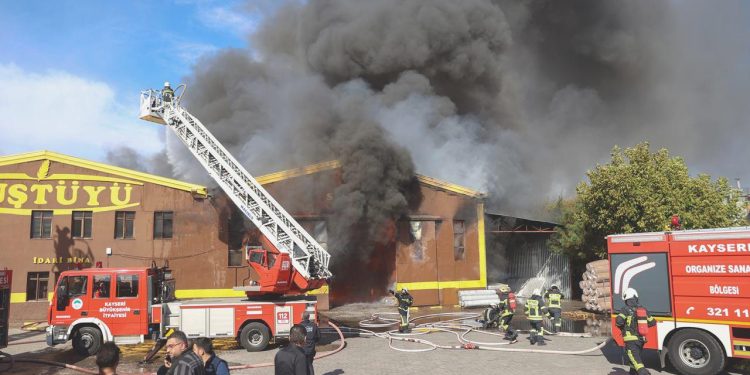 Kayseri’de organize sanayi bölgesindeki yatak fabrikasında yangın!