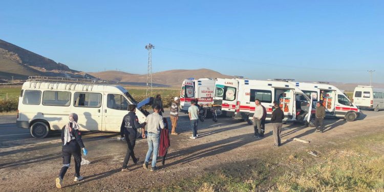 Kayseri’de tarım çalışanlarını taşıyan minibüs kaza yaptı