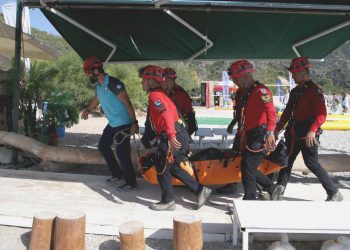 Kelebekler Vadisi’nde kayalıklara düşen paraşüt pilotu öldü