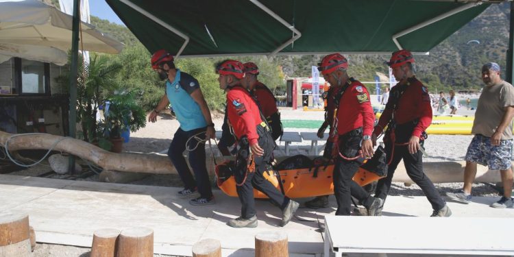 Kelebekler Vadisi’nde kayalıklara düşen paraşüt pilotu öldü