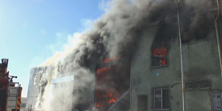 Niğde’de geri dönüşüm tesisinde çıkan yangın söndürüldü