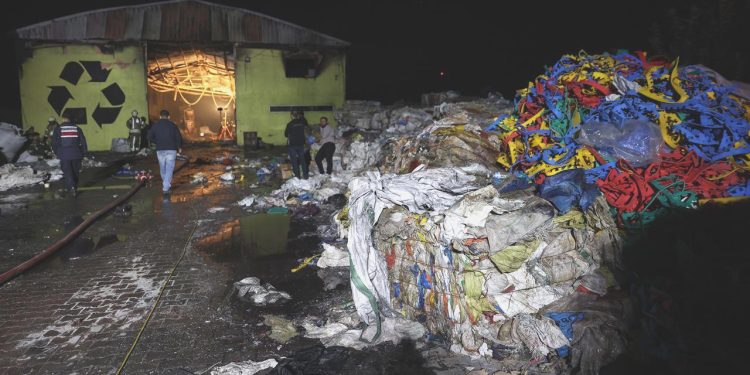 Silivri’de geri dönüşüm tesisinde yangın