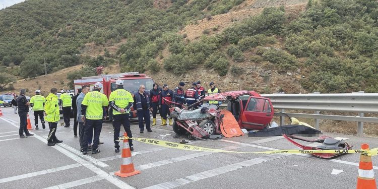 Sinop’ta kamyona çarpan arabadaki 4 kişi öldü, 1 kişi yaralandı