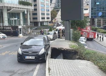 Şişli’de kaldırım çöktü, yaya çukura düştü