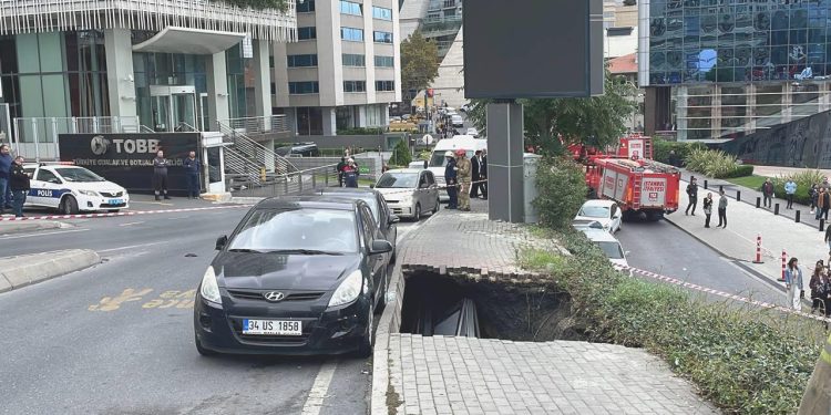 Şişli’de kaldırım çöktü, yaya çukura düştü
