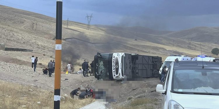 Sivas’ta otobüs devrildi, yedi kişi öldü