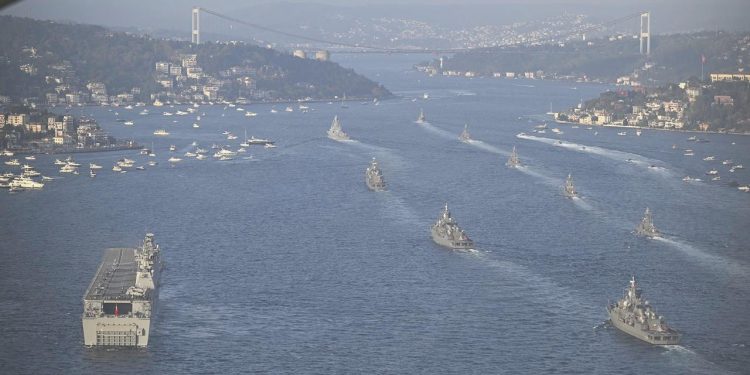 Türk donanmasının 100. yıl geçişi! 100 savaş gemisi boğazdan geçiyor!