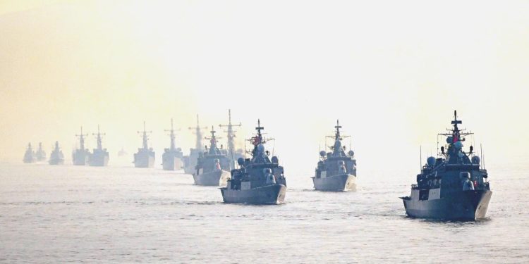 Türk donanmasının 100. yıl geçişi! 100 savaş gemisi boğazdan geçti