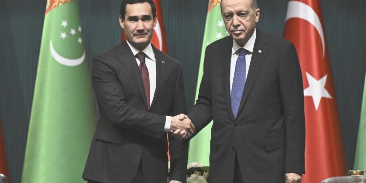 Türkiye ile Türkmenistan ortasında 13 mutabakat imzalandı