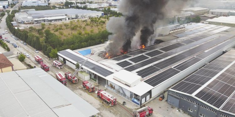 Uşak’ta OSB’deki yangın: İki fabrika ziyan gördü