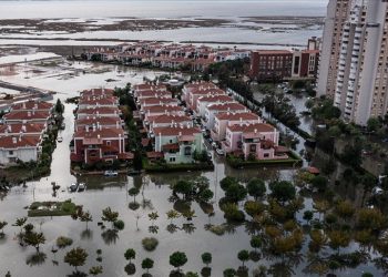 İzmir’de deniz taştı: Şehir sular altında kaldı
