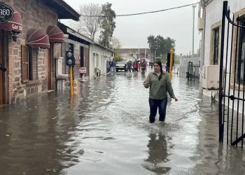 İstanbul ve İzmir sağanak yağışa teslim