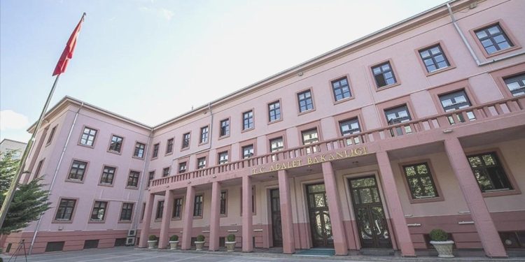 Adalet Bakanlığı, 1000 isimli ve idari yargı hakim ve savcı yardımcısı alacak