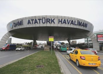 Atatürk Havalimanı’nda özel uçak pistten çıktı, toprağa saplandı