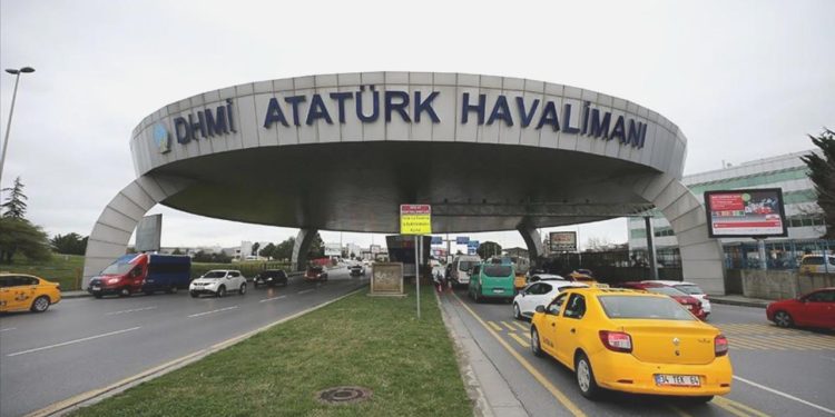 Atatürk Havalimanı’nda özel uçak pistten çıktı, toprağa saplandı