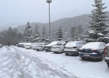 Bolu Abant Gölü’nde kar kalınlığı 10 santimetreye ulaştı