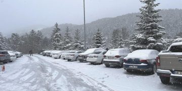 Bolu Abant Gölü’nde kar kalınlığı 10 santimetreye ulaştı