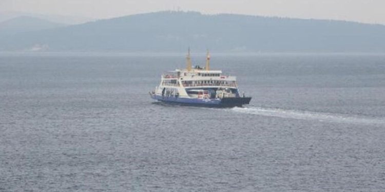 Bozcaada ve Gökçeada feribot seferlerine fırtına mahzuru