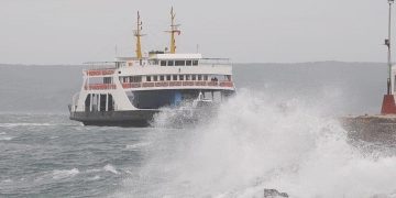 Bozcaada ve Gökçeada feribot seferlerine fırtına manisi