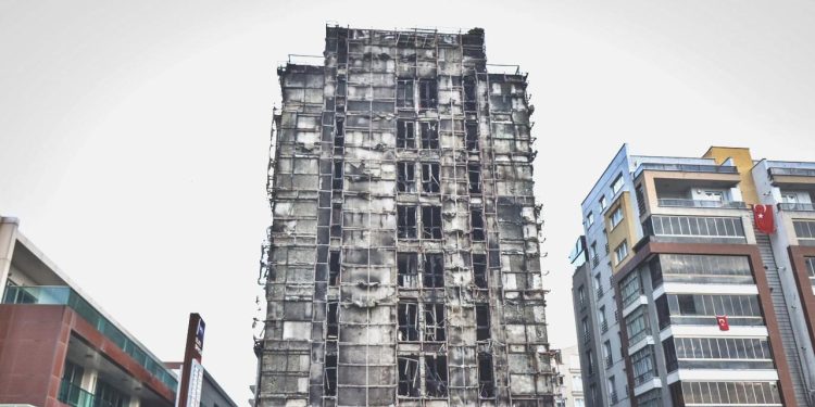 Bursa’da 10 katlı bina küle döndü