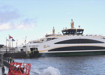 Çanakkale’de kuvvetli lodos limandaki 2 tekneyi batırdı