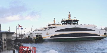 Çanakkale’de kuvvetli lodos limandaki 2 tekneyi batırdı