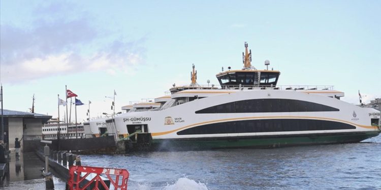 Çanakkale’de kuvvetli lodos limandaki 2 tekneyi batırdı