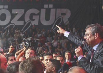 CHP Genel Lideri Özel’in ‘balkon konuşması’: Seferberlik ilan ediyorum