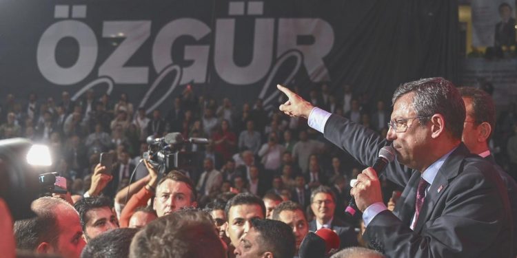 CHP Genel Lideri Özel’in ‘balkon konuşması’: Seferberlik ilan ediyorum