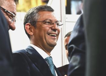 CHP Genel Lideri Özgür Özel mazbatasını aldı