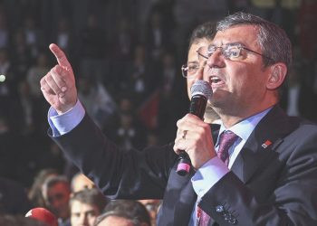 CHP önderi Özel: Haydi oradan keratalar, meşgul etmeyin memleketi