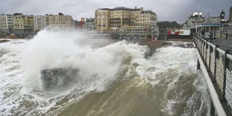 Ciaran Fırtınası Avrupa’da kırmızı alarm verdirdi