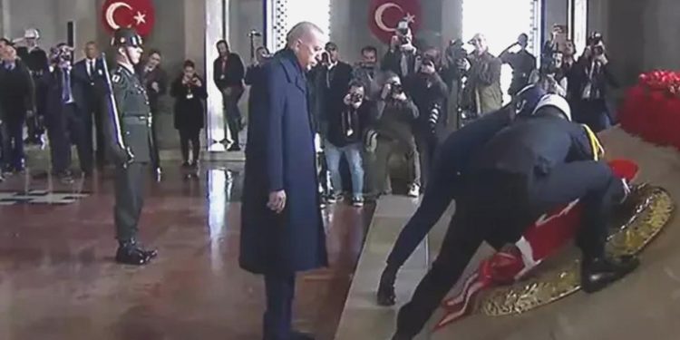 Cumhurbaşkanı Erdoğan: Cumhuriyetimizi ebediyen payidar kılmak için aşkla çalışıyoruz