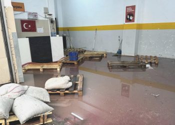 Esenyurt’ta sanayi sitesini su bastı