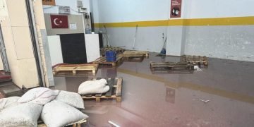 Esenyurt’ta sanayi sitesini su bastı