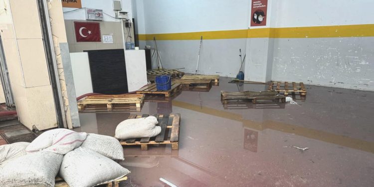 Esenyurt’ta sanayi sitesini su bastı