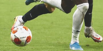 Futbolda yasa dışı bahis operasyonunda ikisi futbolcu 52 gözaltı